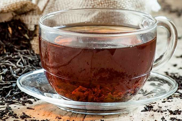 Fettige Haut – Schwarztee kann helfen